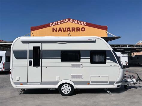 Familia eligiendo una caravana de segunda mano