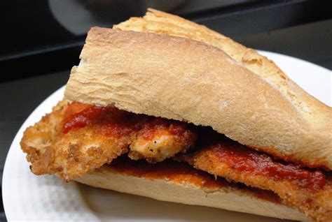 Bocadillo de pechuga empanada con sus ingredientes