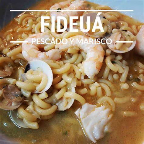 Fideuá de pescado recién hecha lista para servir