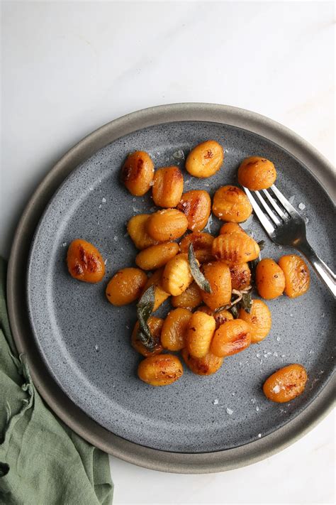 Gnocchi rellenos dorados en mantequilla