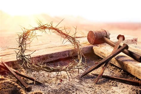 Soldados romanos burlándose de Jesús con la corona de espinas