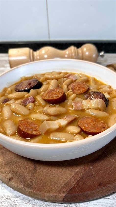 Ingredientes para fabada gallega: fabas, chorizo, panceta, cebolla y ajo