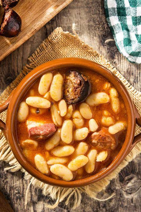 Olla de barro con fabada gallega cociéndose lentamente