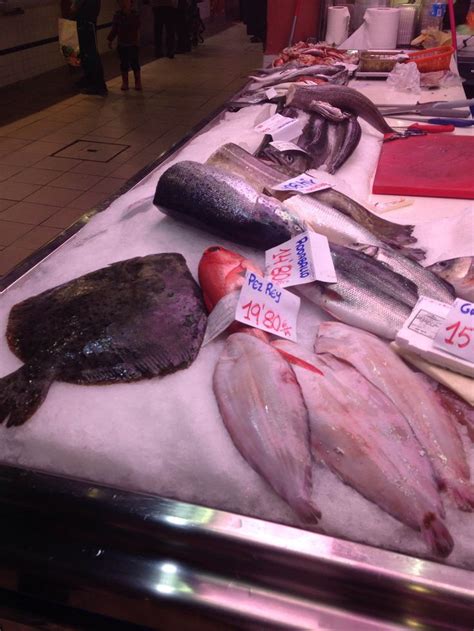 Variedad de pescados frescos en una pescadería