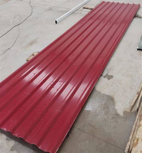 Teja metálica trapezoidal nueva antes de su instalación