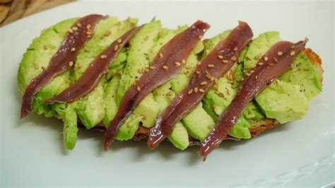 Ingredientes del relleno de aguacate y anchoas