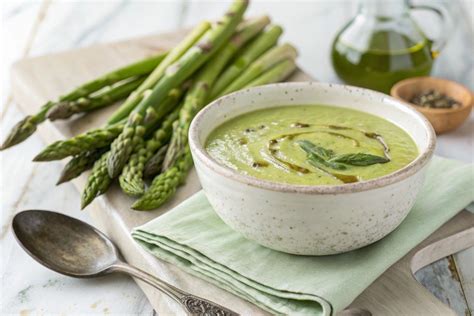 Ingredientes frescos para una crema de espárragos