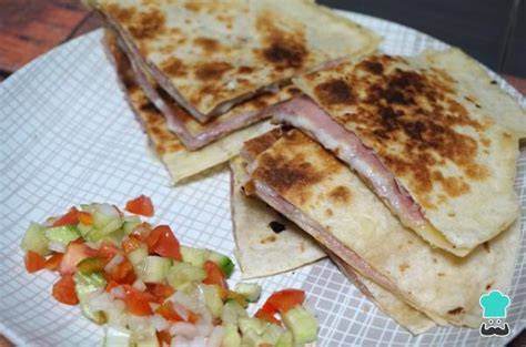 Tortillas de harina rellenas de queso y jamón