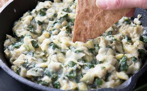 dip de espinacas y alcachofas servido con pan tostado