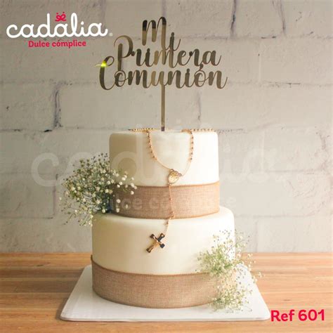 Tarta de Primera Comunión con elementos decorativos