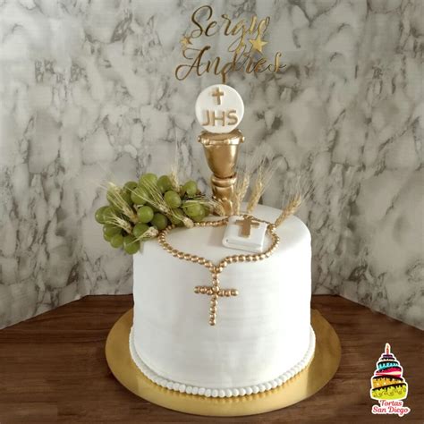 Niño y niña celebrando su Primera Comunión con una tarta