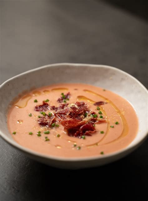 Gazpacho tradicional con crujiente de jamón