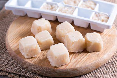 Cubitos de pasta de ajo congelados en una cubitera