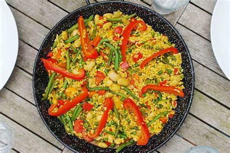 Paella con abundantes vegetales frescos