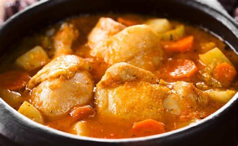 Estofado de pollo con auyama en una cazuela
