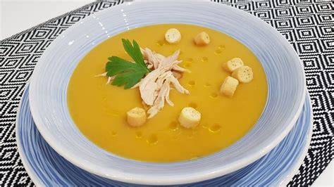 Sopa crema de auyama con trozos de pollo