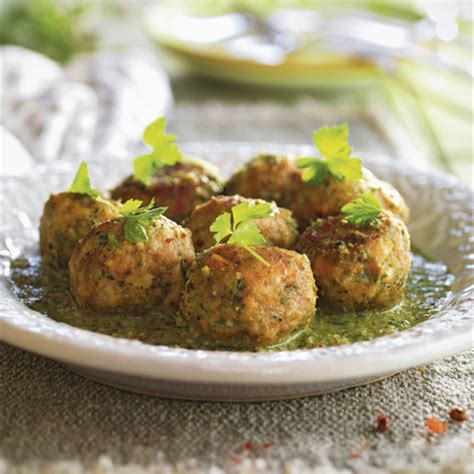 Albóndigas de salmón horneadas con crema de aguacate
