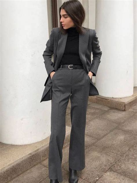 Mujer vistiendo un blazer de crepé de segunda mano en un entorno urbano