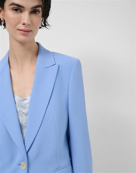 Mujer combinando un blazer de crepé con diferentes prendas