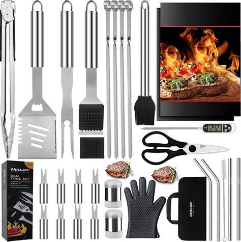 Variedad de accesorios para barbacoa: utensilios, termómetros y fundas
