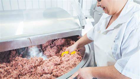 Proceso de picado y amasado de la carne para chorizo
