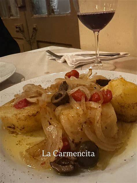 Bacalao confitándose en aceite a baja temperatura