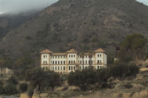 Antiguo edificio del Sanatorio de La Olla en Jaén
