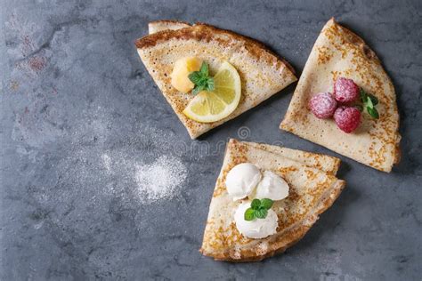 Crepes apilados listos para servir con diversos rellenos