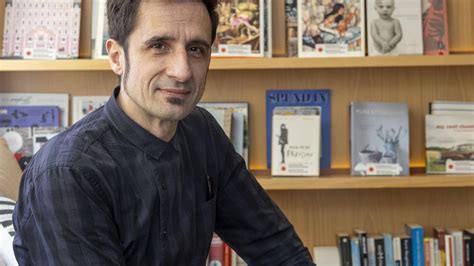 Javier Gallego en un estudio de radio