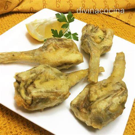 Alcachofas rebozadas friéndose en aceite