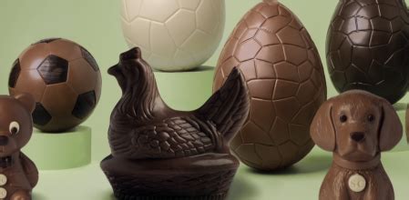 Expositor de diversas figuras de chocolate para la Mona de Pascua