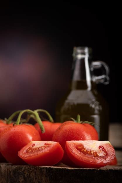 Tomates frescos y aceite de oliva, ingredientes esenciales para el tomate frito