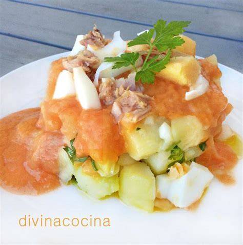 Plato de patatas aliñadas con salmorejo y tropezones