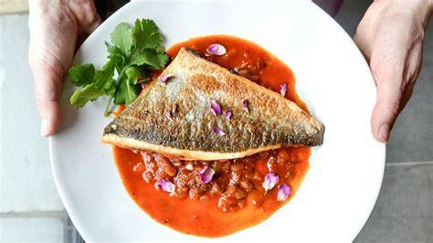 Salmorejo caliente con guarnición de pescado
