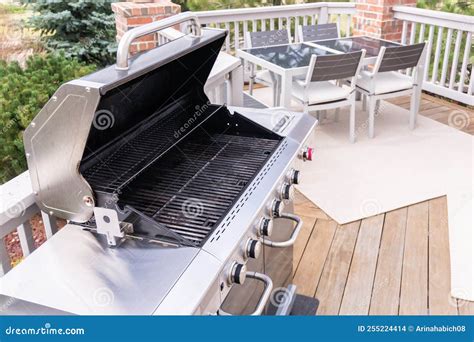 Barbacoa de gas al aire libre en un jardín