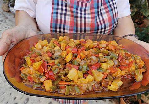 Pisto recién hecho en una sartén