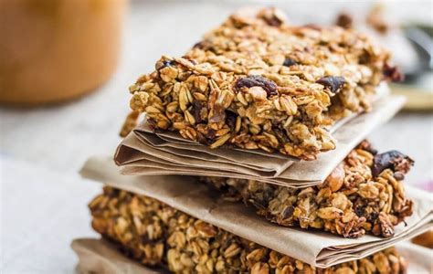 Diversidad de barritas de avena, frutas deshidratadas y chocolates bajos en azúcar
