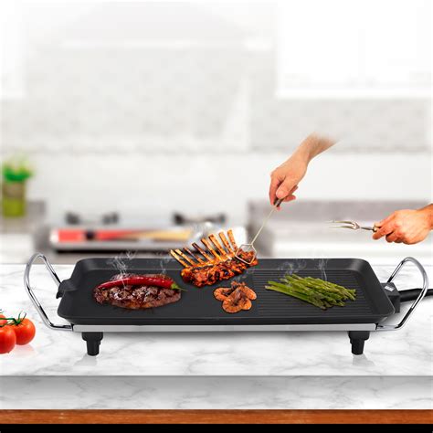 Plancha de asar con superficie ondulada marcando la carne