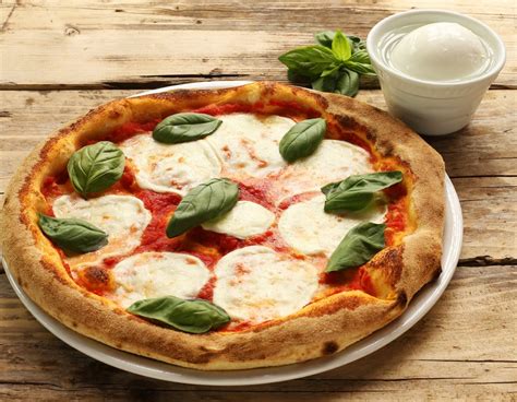 Pizza con mozzarella fundida