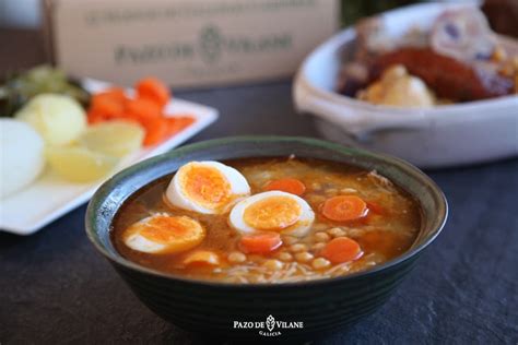 Puchero andaluz servido con huevo duro y verduras