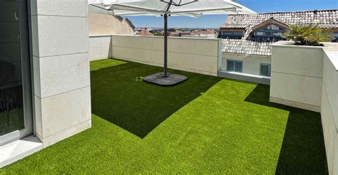 Infografía: Ventajas del césped artificial en patios