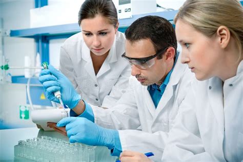 Investigadores en un laboratorio agroalimentario