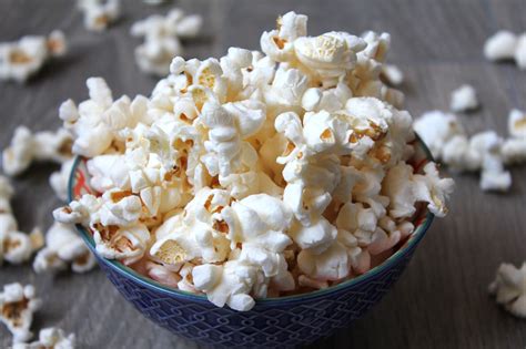 Palomitas de microondas preparándose en un bol