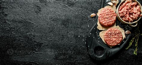 Corte de carne con tomillo y ajo
