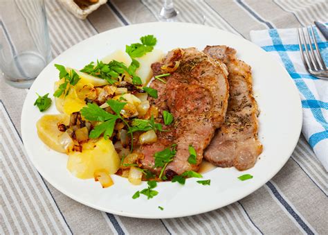 Lomo de cerdo asado con uvas y patatas