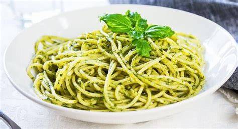 Plato de espagueti con salsa de pimienta verde
