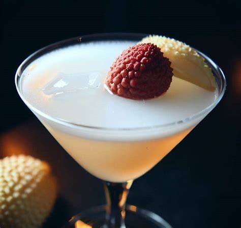 Martini de lichi en una copa elegante con lichi fresco