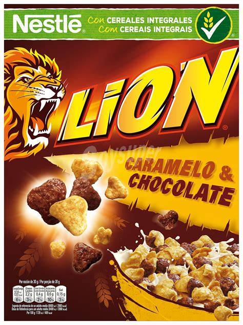 Imagen de cereales LION rellenos con chocolate y caramelo en un tazón de leche