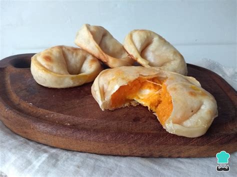 Empanadas de calabaza y queso recién horneadas en una bandeja
