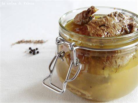 Perdiz en escabeche en un tarro de cristal
